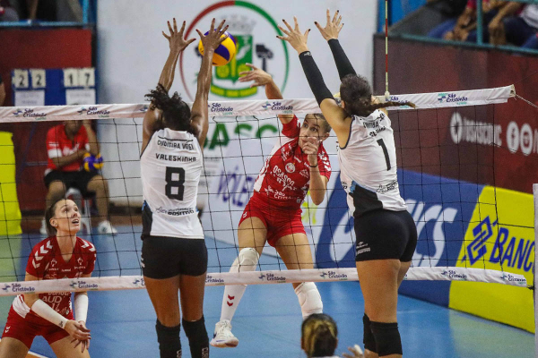 Ataque do Osasco contra o Curitiba Vôlei