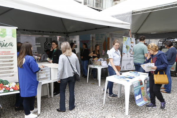 Boa alimentação na Rua XV