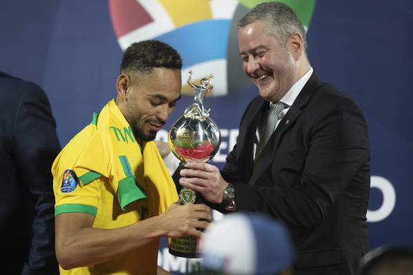 Matheus Cunha recebe o troféu de artilheiro do Pré-Olímpico