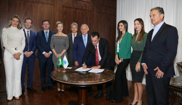 O 2º Vice-Presidente do TJ, Desembargador José Laurindo de Souza Netto, assina o termo de cooperação