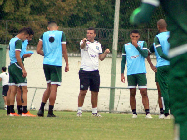 Umbertou Louzer comanda treinamento do Coritiba