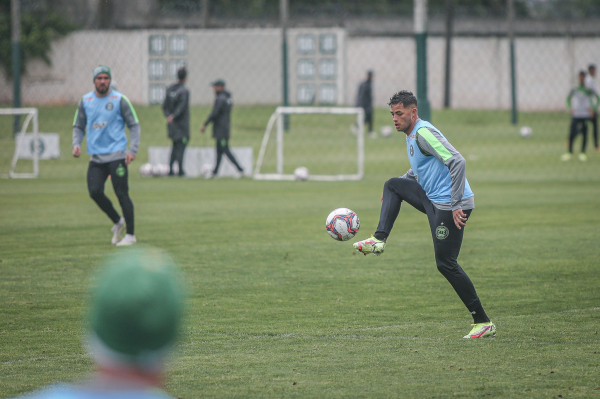 Val: ele pode atuar na posição de Waguininho