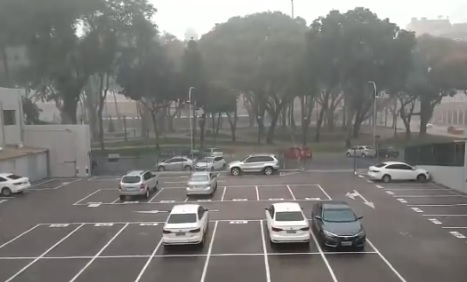 Imagem do Twitter da Câmara Municipal, com registro de granizo nesta tarde de terça