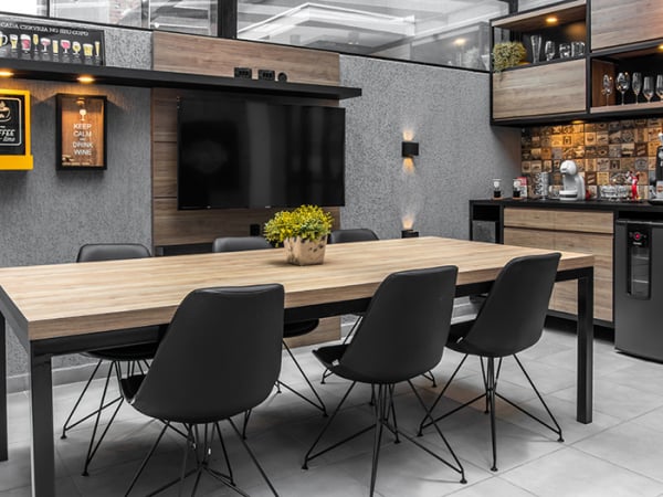 O MDF com padrão madeirado e o metal com pintura epóxi preta foram escolhidos para compor com o cinza das paredes