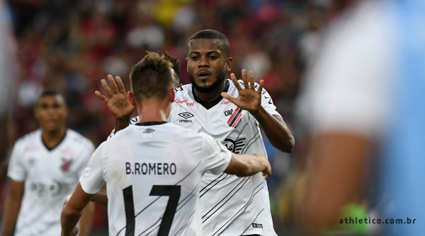 Marcelo Cirino comemora gol contra o Flamengo, no Maracanã