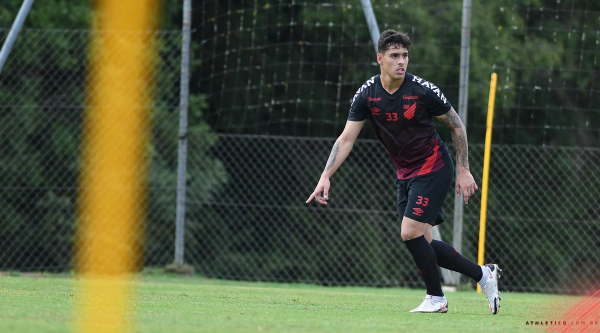 Lucas Halter, zagueiro do elenco de aspirantes, treina em Viamão