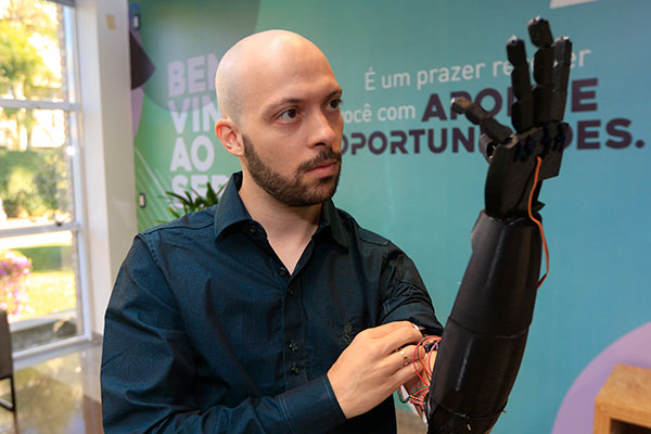 Andrey Hertel é estudante de engenharia eletrônica: prótese tem movimento é é impressa em 3D
