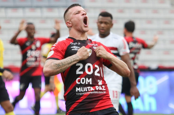 Renato Kayzer: gol da vitória na quinta-feira pode render R$ 5,2 milhões ao Athletico
