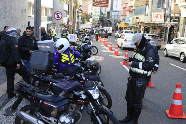 Motofretistas tem documentação diferente