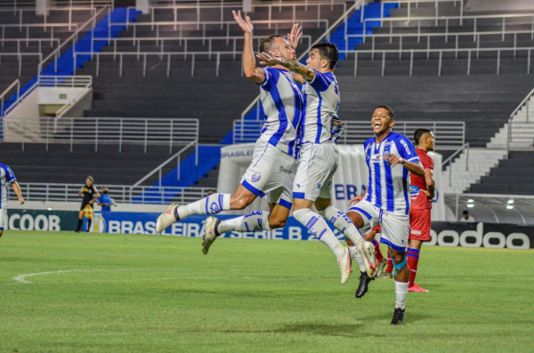 Jogadores do CSA comemoram gol contra o Paraná