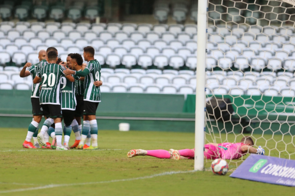 Jogadores do Coxa comemoram: campanha sólida faz o acesso ficar cada vez mais próximo