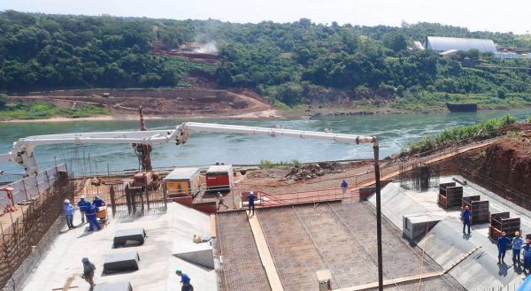 As obras de fundação da nova ponte entre Foz do Iguaçu e o Paraguai