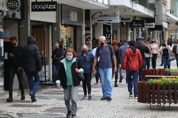 Movimento intenso no Centro, ontem: antes da mudança da bandeira