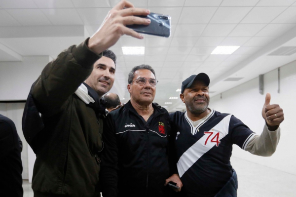 Luxemburgo tira fotos com torcedores em Foz do Iguaçu
