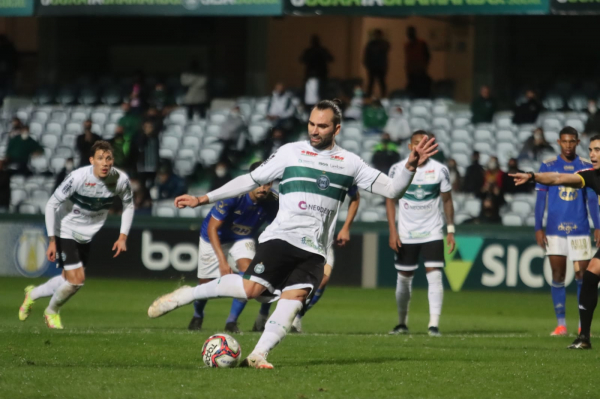 Léo Gamalho: duas penalidades desperdiçadas
