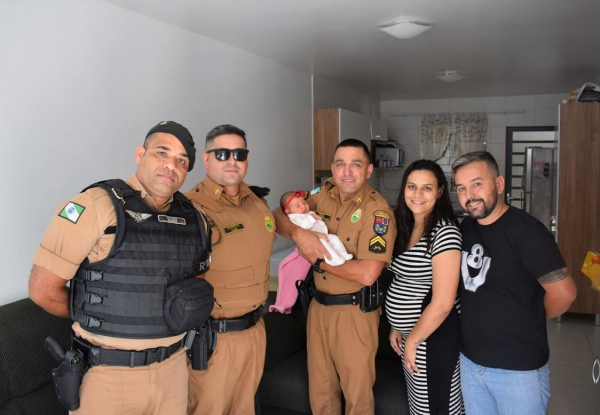 Policiais estavam em São José dos Pinhais, indo para Curitiba, para buscar uma viatura, quando encontraram um homem desesperado, dizendo que sua esposa estava dando a luz