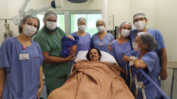 Vanessa (na cama), o bebê Gael e a equipe médica: esperança e emoção