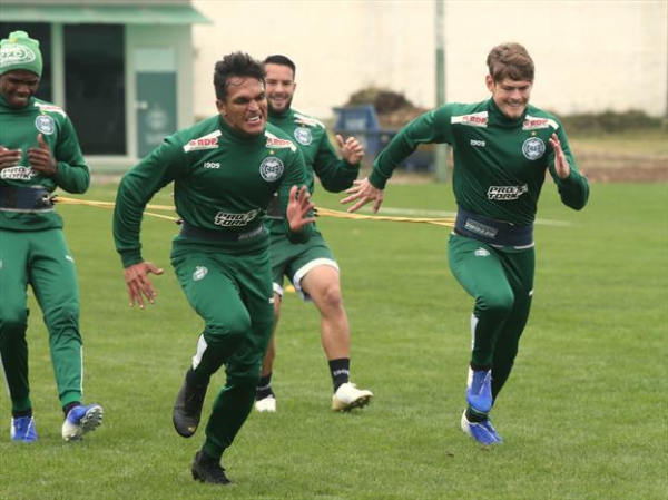 Robson (à esquerda): três vitórias e dois empates pelo Coritiba em 2019