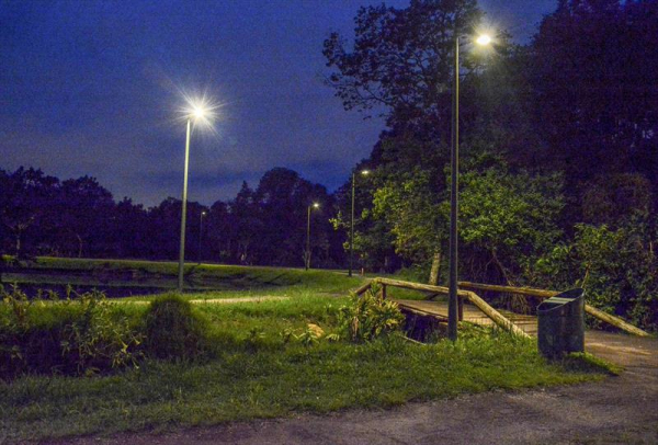 Luminárias foram colocadas no fim do ano passado
