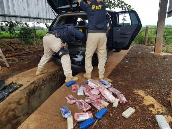 Policiais Rodoviários Federais examinam o carro e encontram os tabletes de maconha