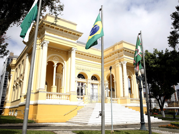 Segundo MPC, a Câmara teria hoje 348 cargos efetivos, dos quais apenas 196 estão preenchidos, enquanto dos 317 cargos em comissão, 312 estão ocupados
