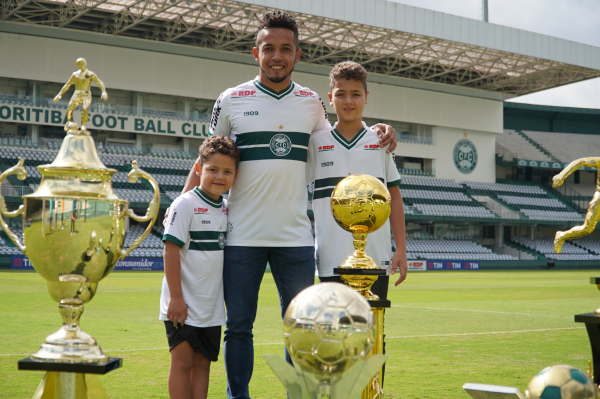 Rafinha com os filhos no Couto Pereira