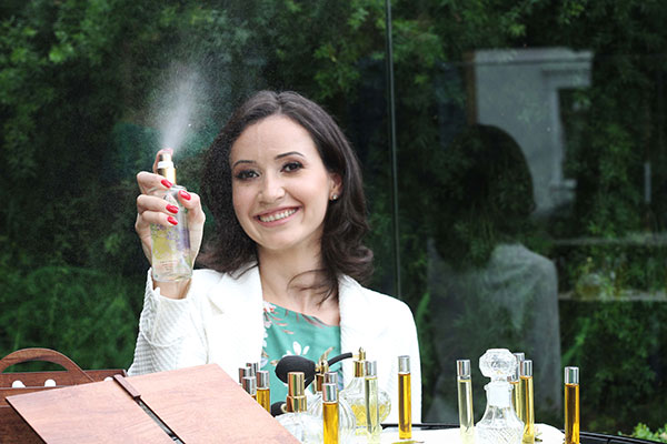 Perfumista Angélica Flores: formação na França em aromaterapia e perfumaria natural e orgânica