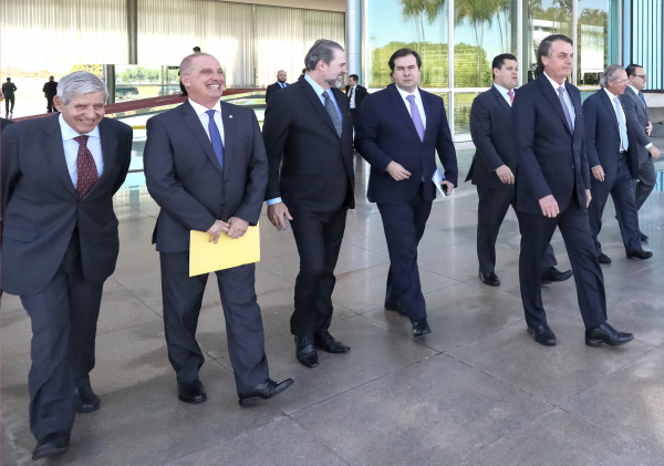 Bolsonaro (à frente), após o encontro no Palácio