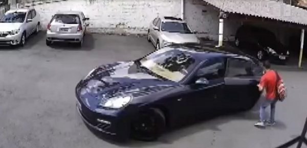 Ladrões roubam um Porsche no Centro Cívico
