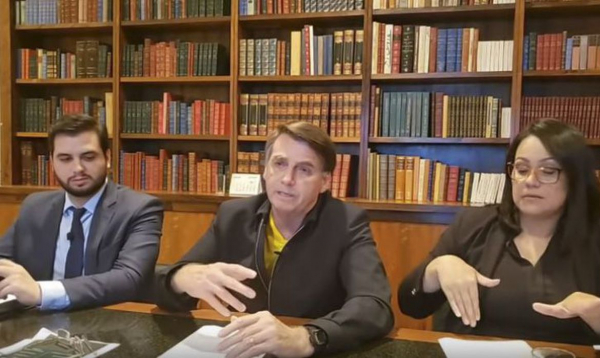 Bolsonaro (ao centro), na live desta quinta-feira