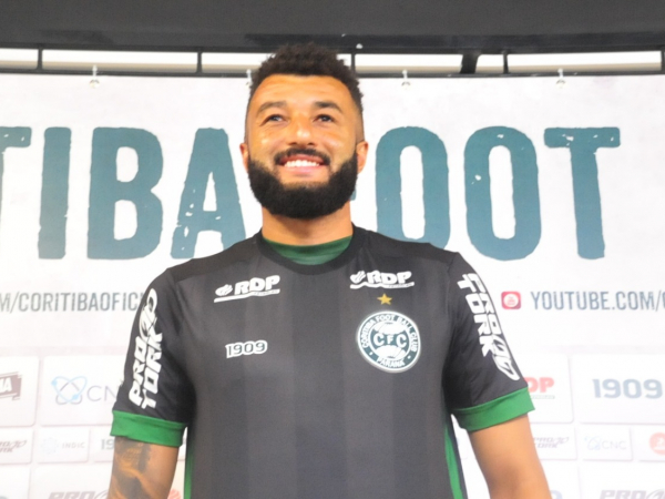 Alex Muralha é apresentado pelo Coritiba