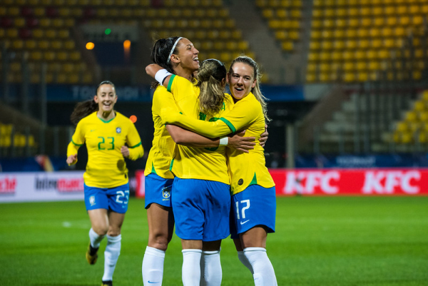 Seleção feminina sobe para 8º lugar no ranking da Fifa ...
