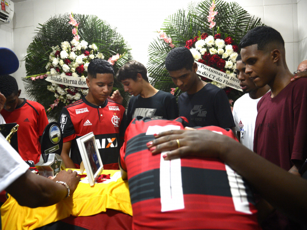 Sepultamento do corpo do goleiro do Flamengo, Christian Esmério, de 15 anos, no Cemitério de Irajá