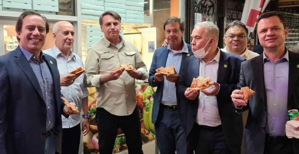 Bolsonaro e comitiva comem pizza em Nova York