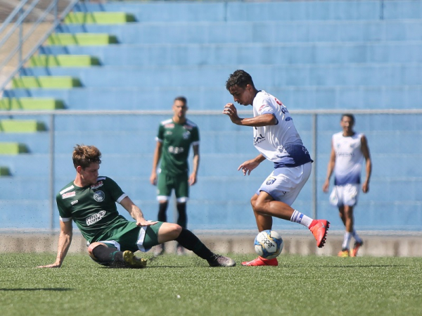 O meia Luiz Henrique disputa lance com jogador do Independente