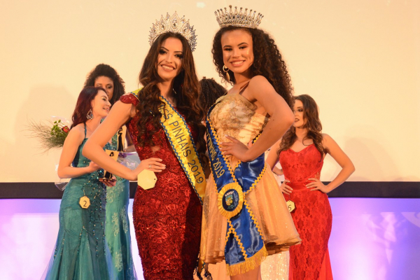 Marcela Mello Sanches, a Miss Pinhais, e Érika Monik Sobrinho, a Miss Broto