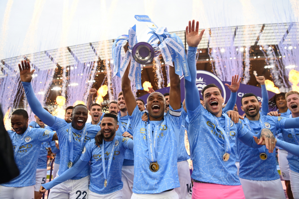 Fernandinho ergue taça como campeão: cena comum no City
