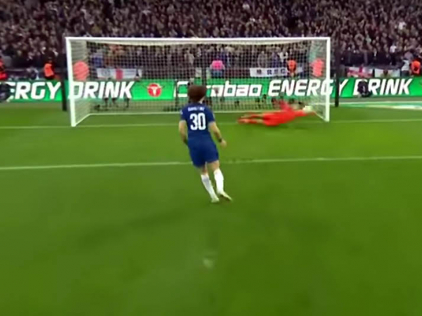 David Luiz cobra pênalti e acerta a trave de Ederson