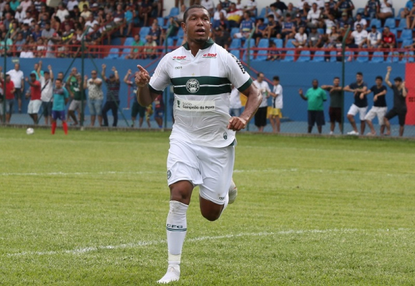 Rodrigão comemora gol no jogo em Cianorte
