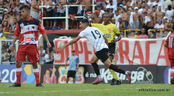 Paulo Victor comemora o primeiro gol do Athletico