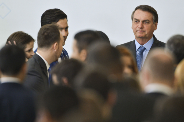 Bolsonaro sobre Huck: "Não fica não arrotando honestidade aí... que o bicho vai pegar"