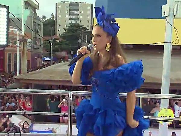 Ivete Sangalo no trio elétrico em Salvador