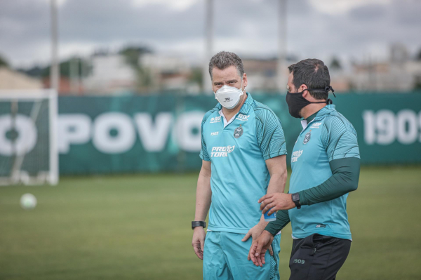 O auxiliar Júlio Sérgio: ele comanda o time do Coritiba contra o Fluminense