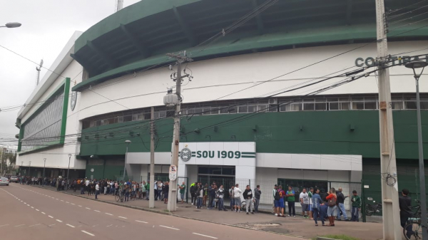 Fila no Couto Pereira, na manhã dessa terça-feira