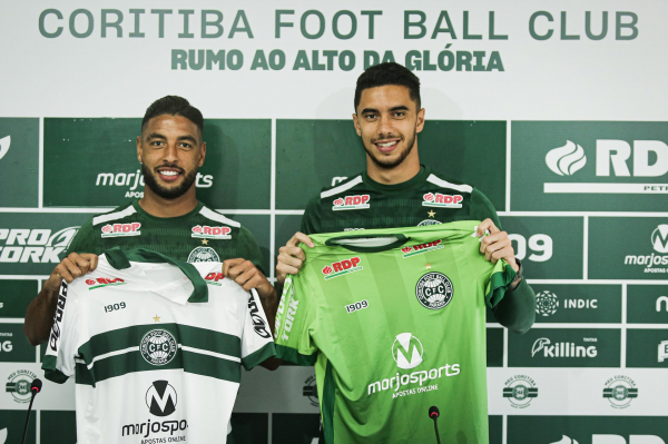 O goleiro César (à direita), em janeiro, durante apresentação à imprensa
