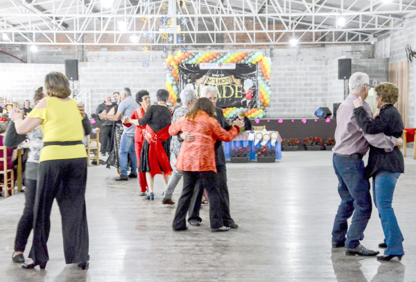 Dança desenvolve musculatura, sustentação e possibilita a socialização e interação dos idosos
