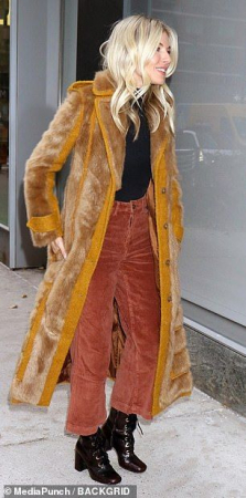 Vintage urbana, mistura peças brecholentas com blusa básica e coturno