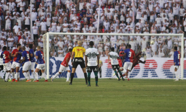 Thiago Lopes manda a bola no ângulo, em cobrança de falta: gol
