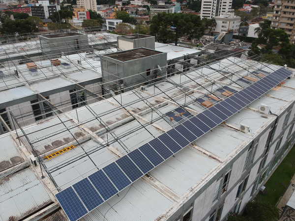 Painéis solares no telhado da Prefeitura: eficiência energética