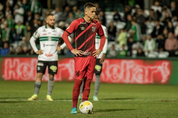 Khellven se prepara para cobrar o pênalti no Atletiba